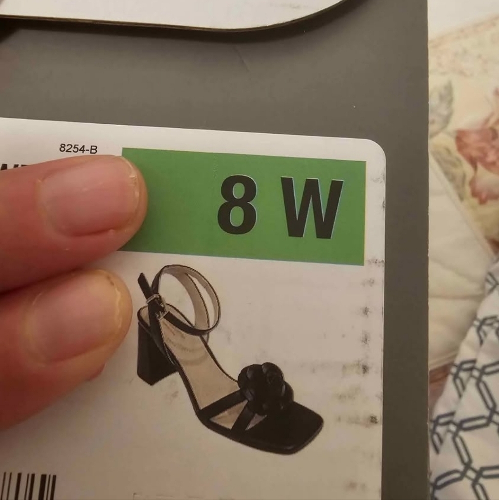 New womans size 8WD Liz Claiborne heels - Picture 5 of 5